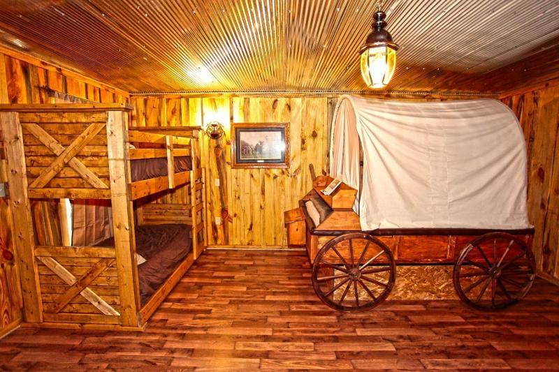 Отель Diamonds Old West Мурфрисборо Экстерьер фото
