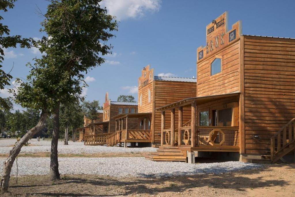Отель Diamonds Old West Мурфрисборо Экстерьер фото
