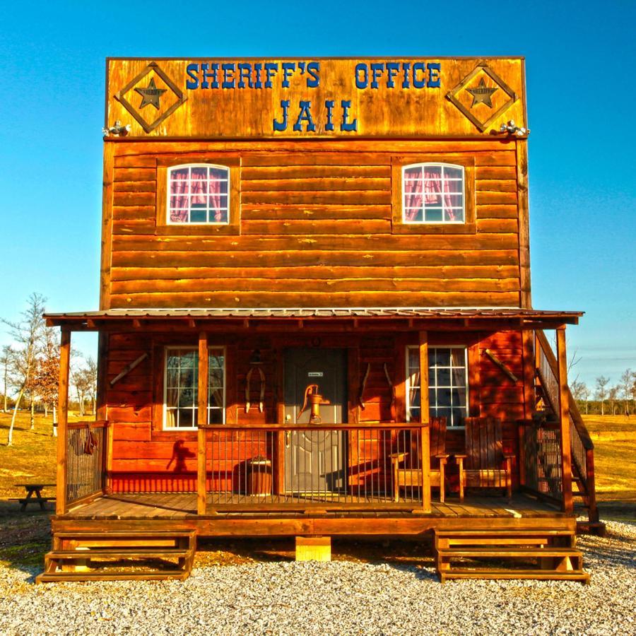 Отель Diamonds Old West Мурфрисборо Экстерьер фото