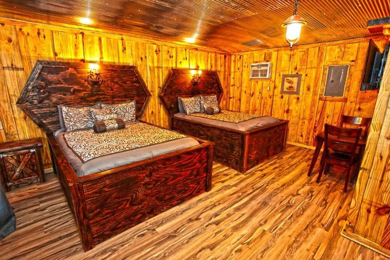 Отель Diamonds Old West Мурфрисборо Экстерьер фото